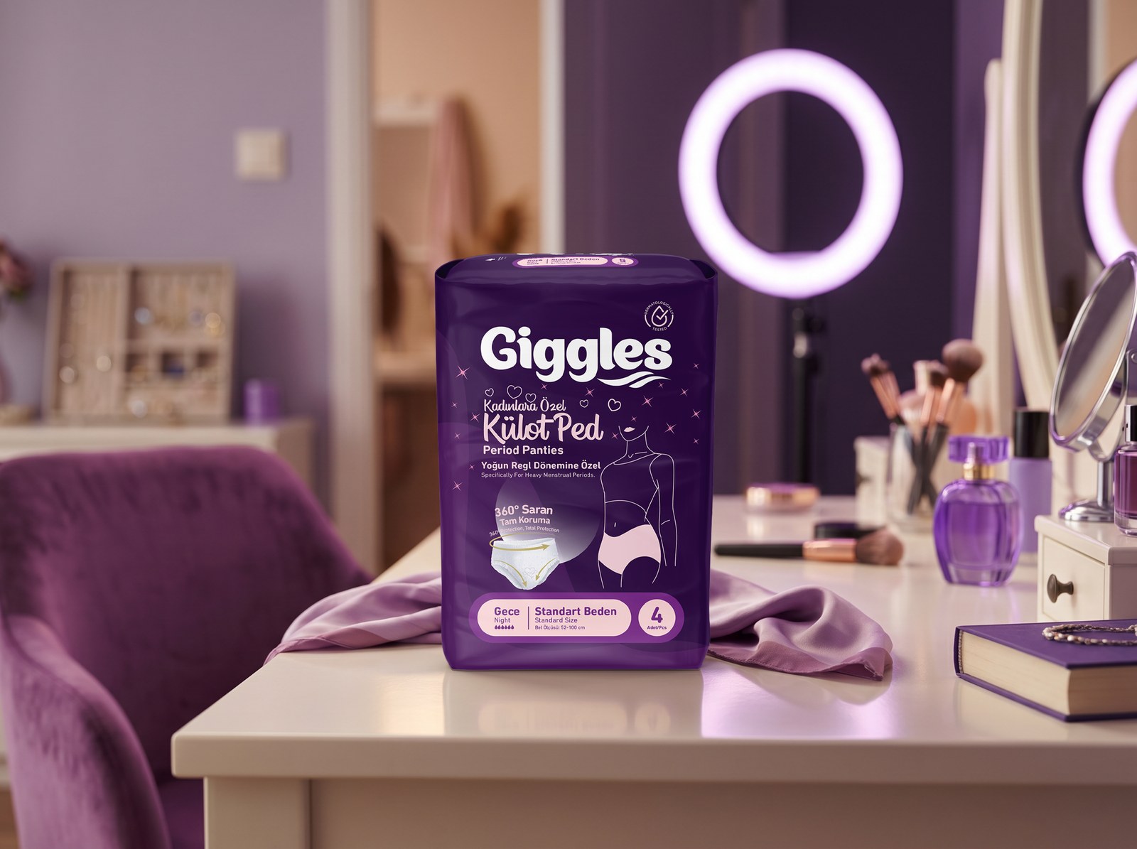 Makyaj masasının üzerinde duran Giggles Külot Ped paketi